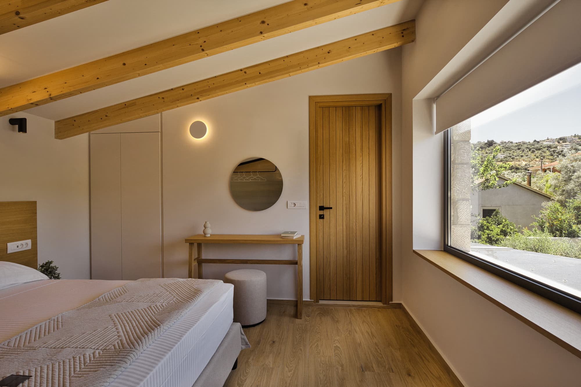 Revello Villa 3 bedroom with dressing console and round mirror