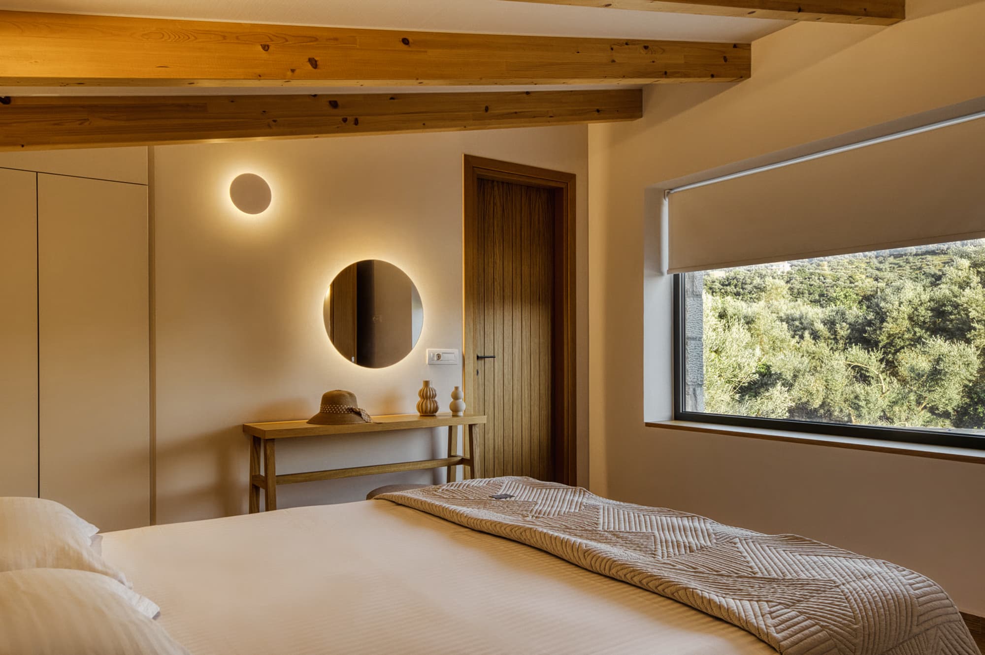 Revello Villa 4 bedroom with a backlit round mirror